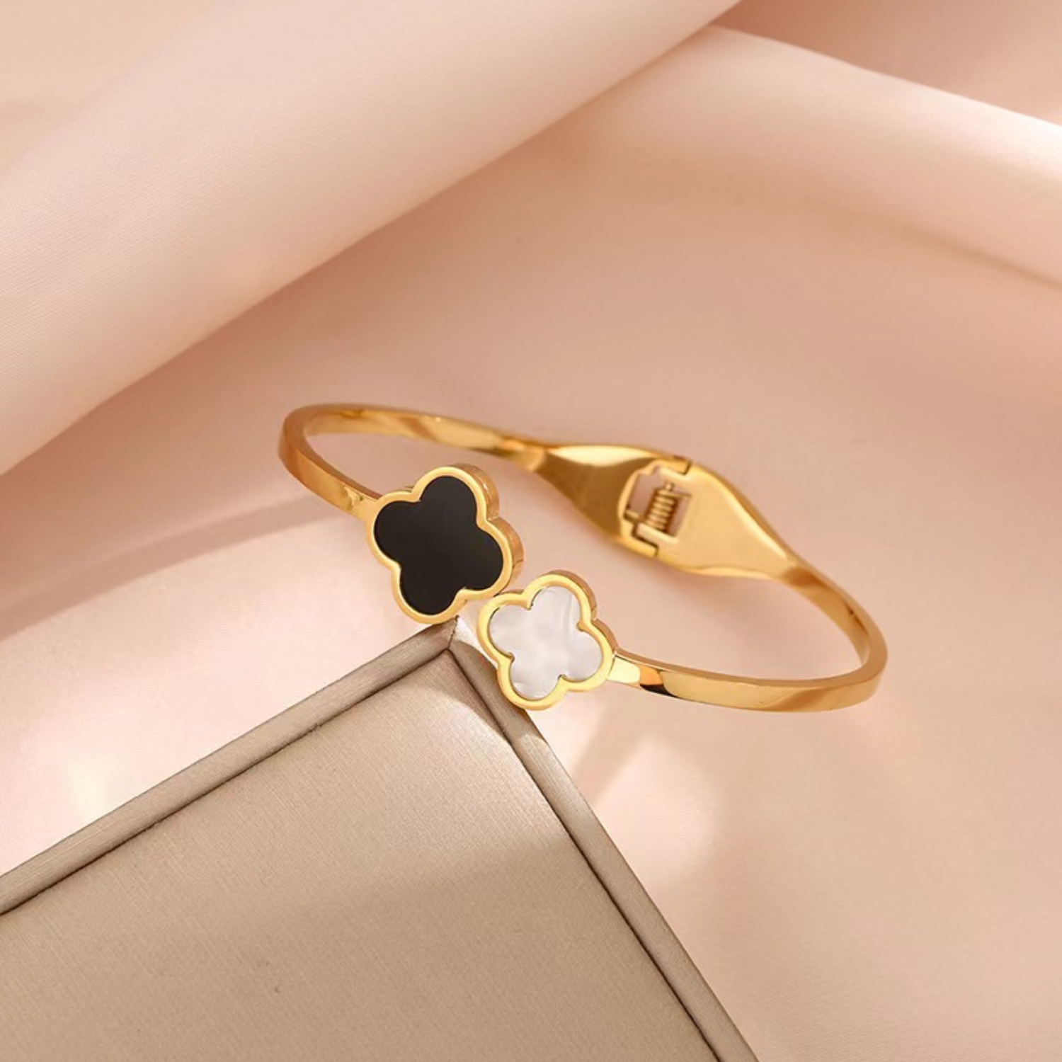 Clover bracelet