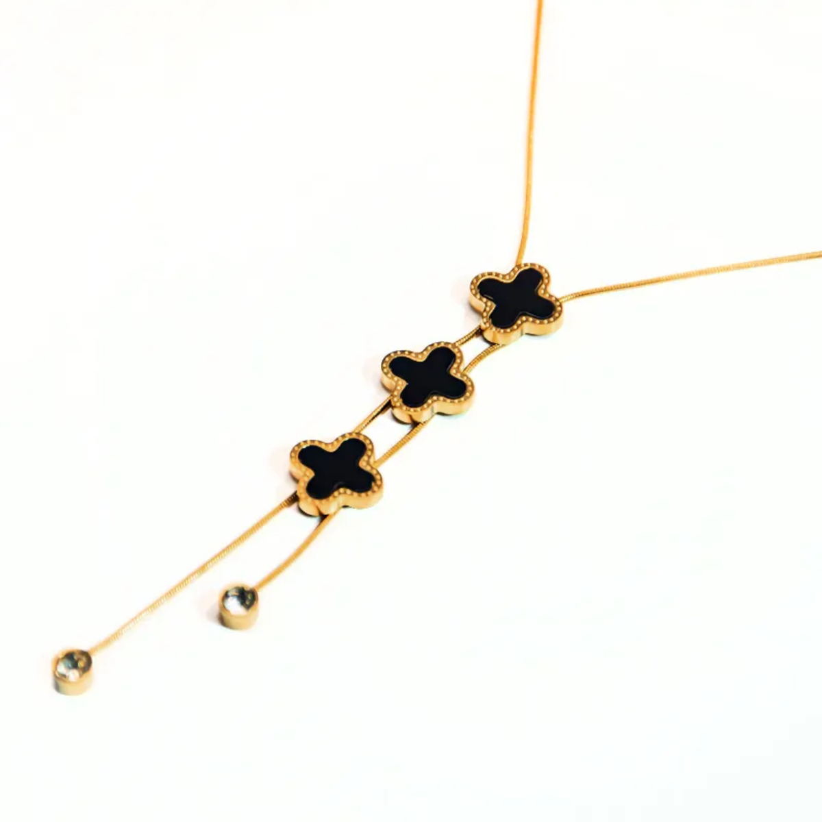 Collana in metallo con trifoglio