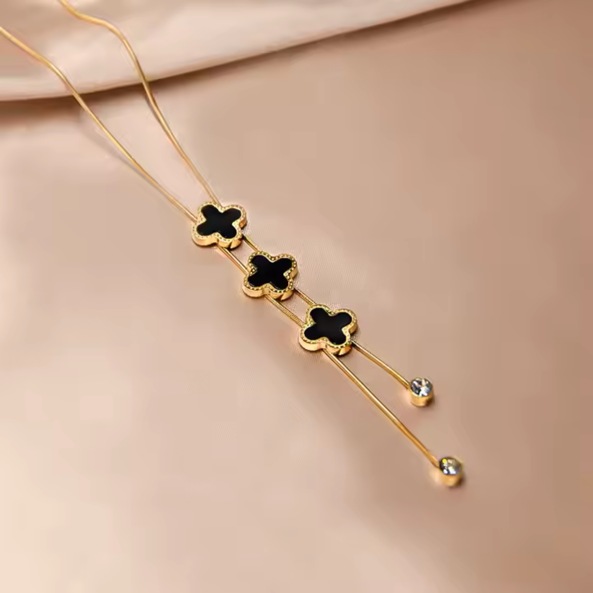 Collana in metallo con trifoglio