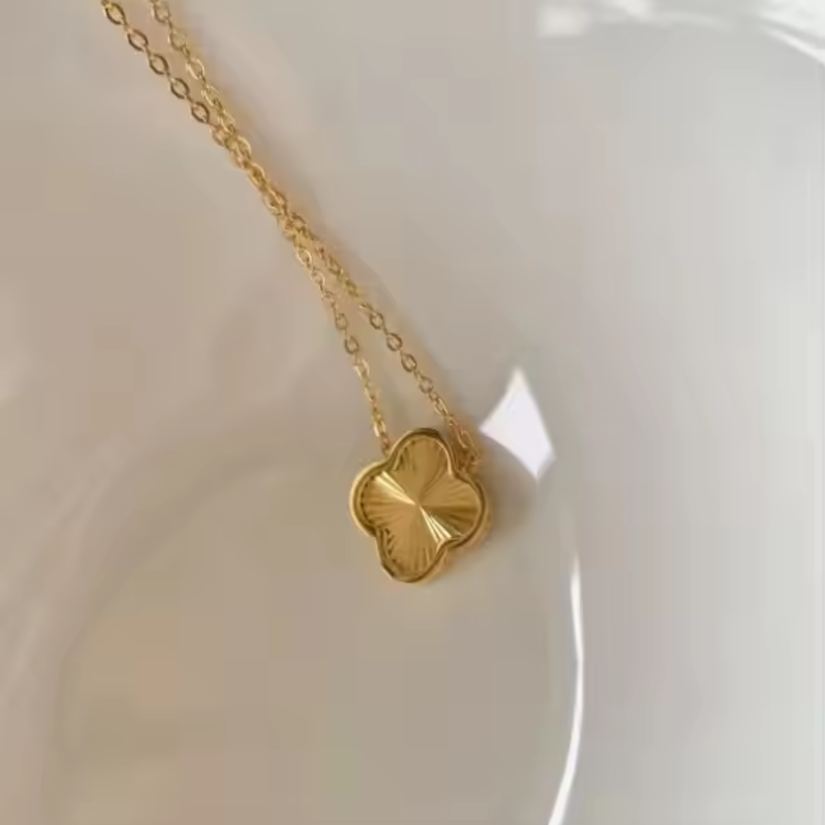 Clover metal necklace