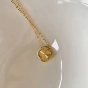 Collana in metallo con trifoglio