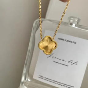Collana in metallo con trifoglio