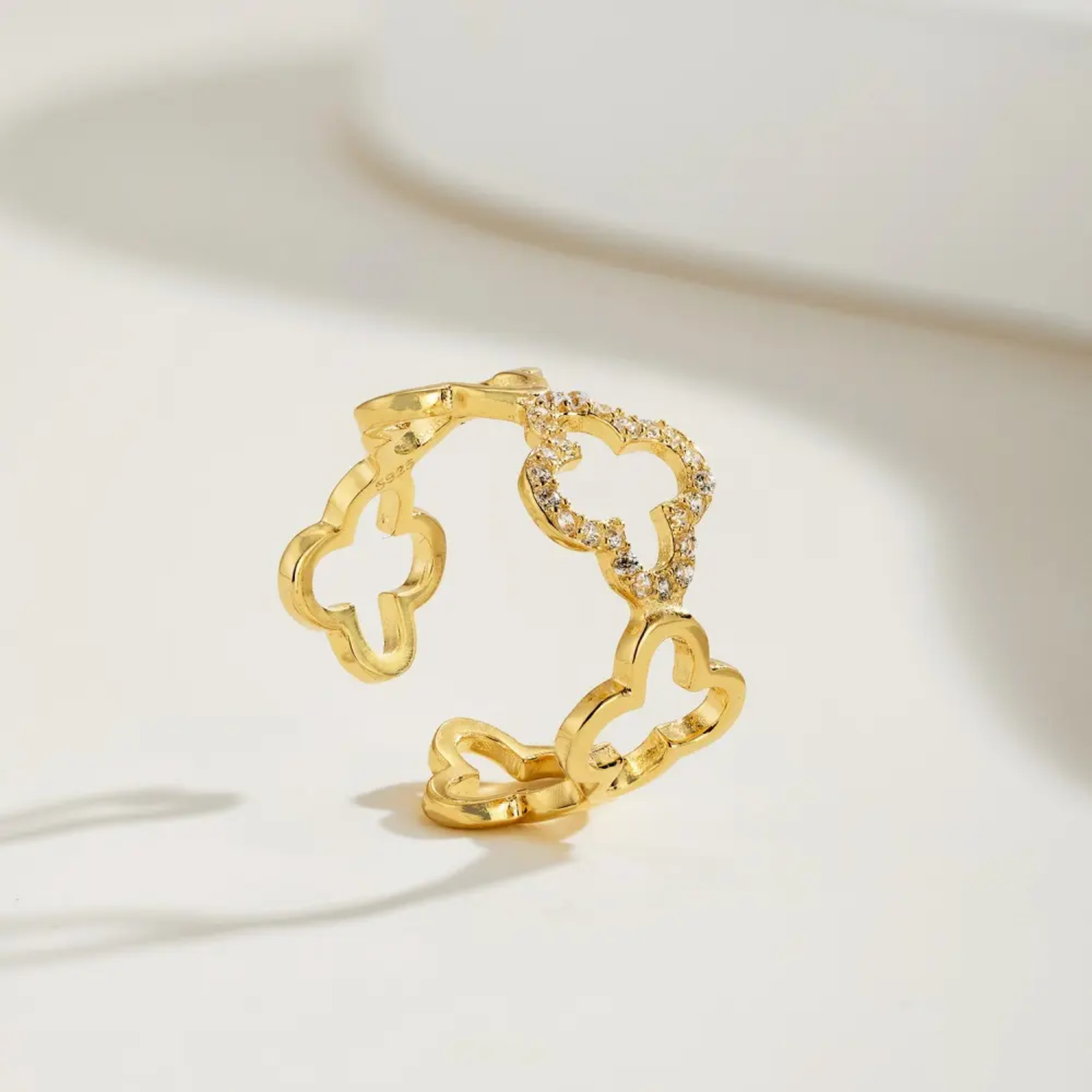 Anello con diamanti a forma di trifoglio